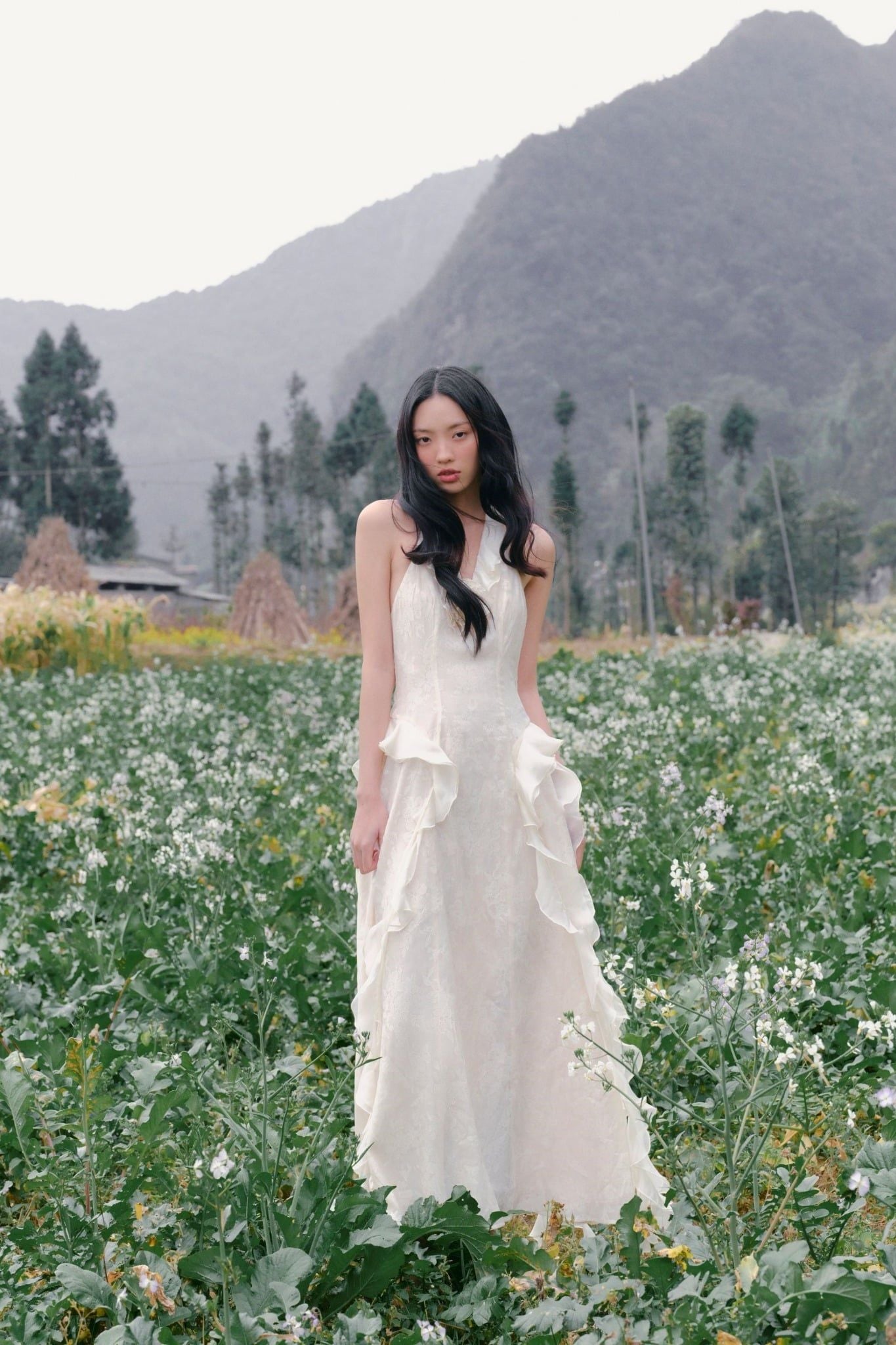 Váy maxi Ivory Halter Neck Ruffle Maxi Dress