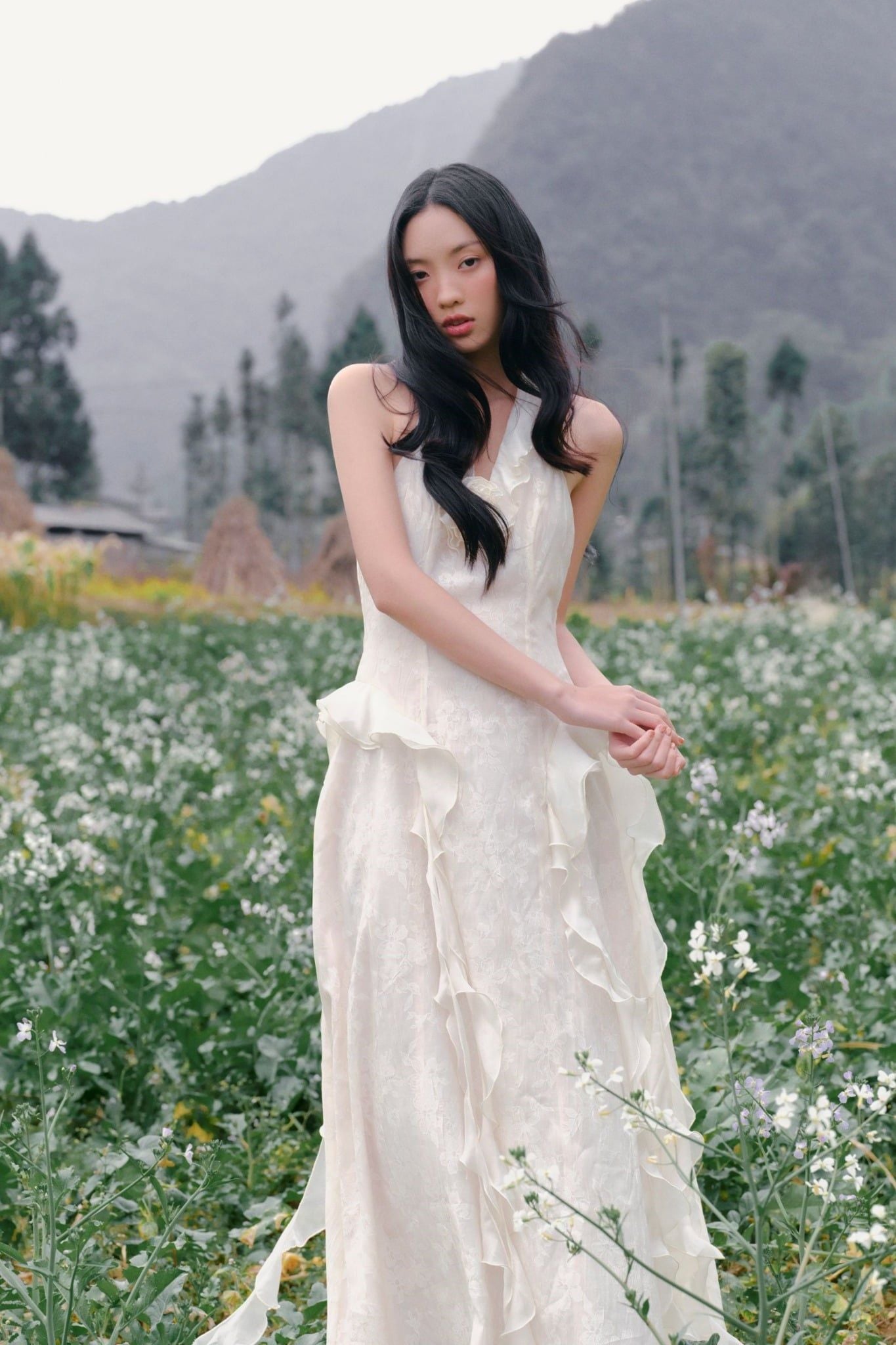 Váy maxi Ivory Halter Neck Ruffle Maxi Dress