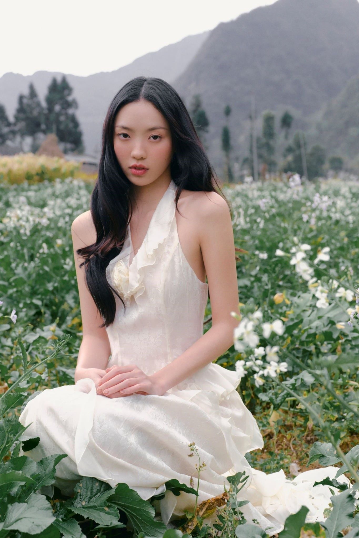 Váy maxi Ivory Halter Neck Ruffle Maxi Dress