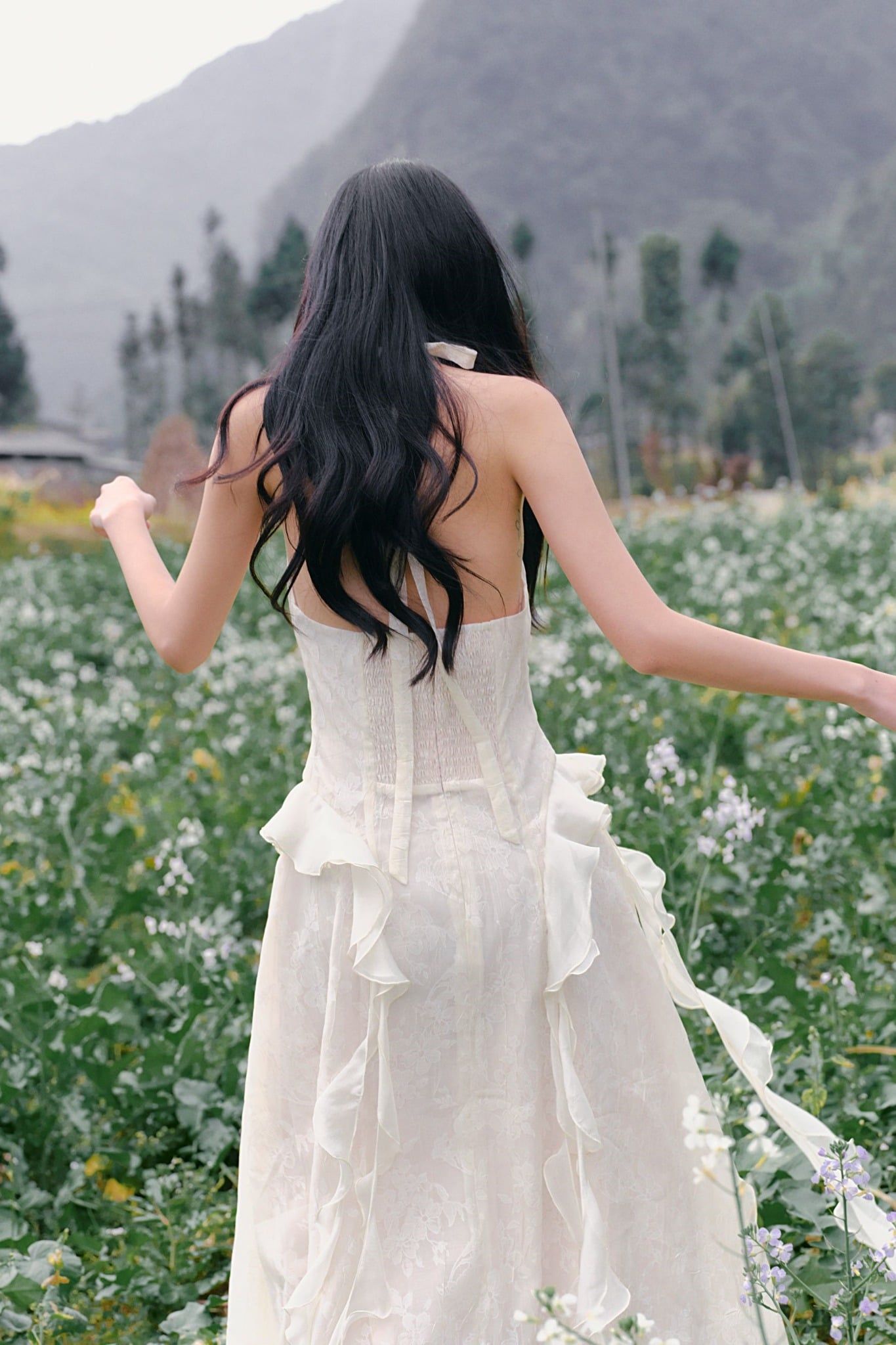 Váy maxi Ivory Halter Neck Ruffle Maxi Dress