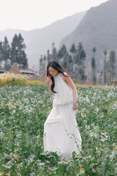  Váy maxi White Halter Flowy Maxi Dress 