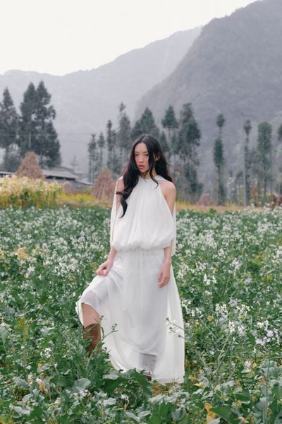  Váy maxi White Halter Flowy Maxi Dress 