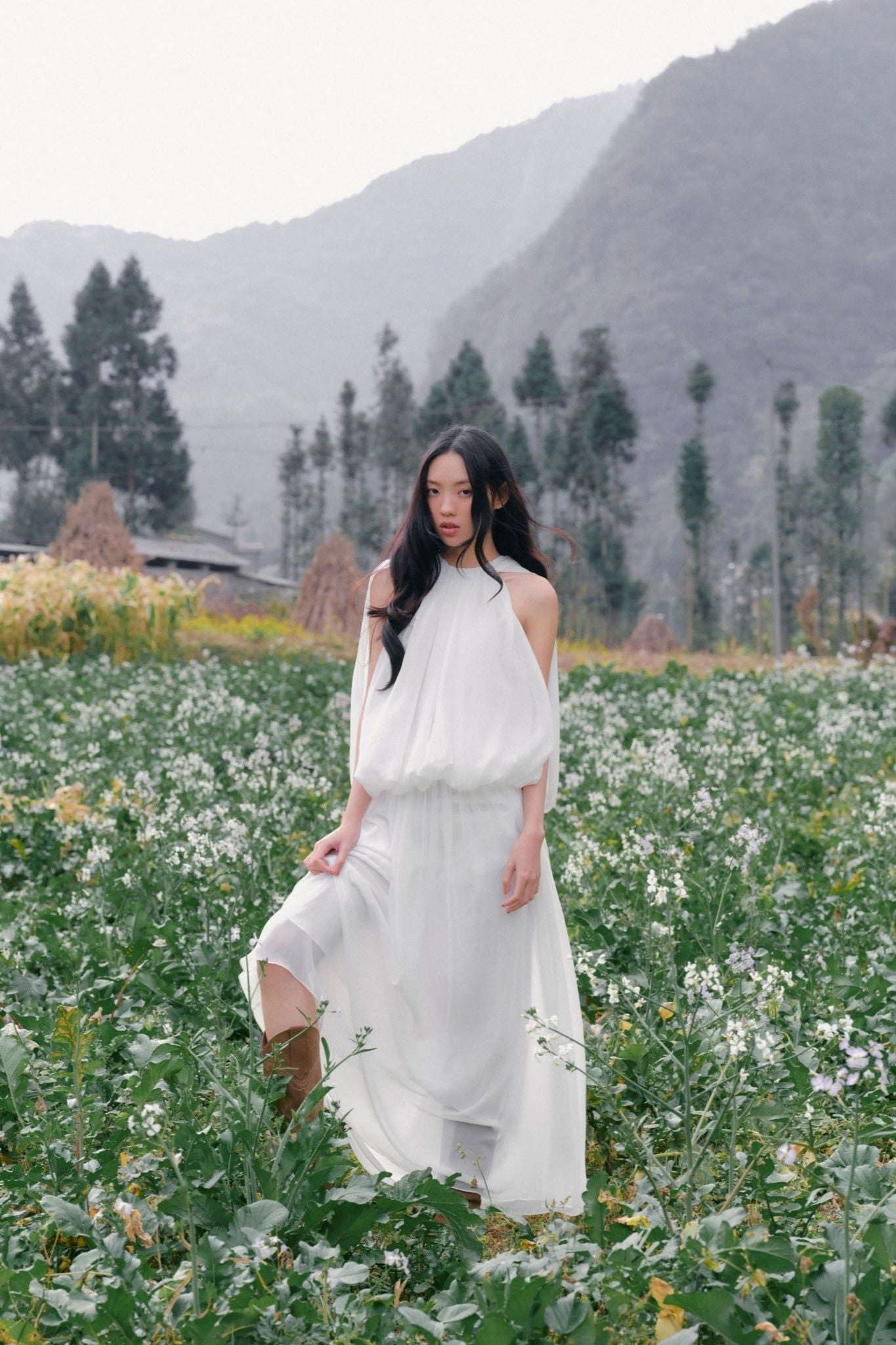 Váy maxi White Halter Flowy Maxi Dress