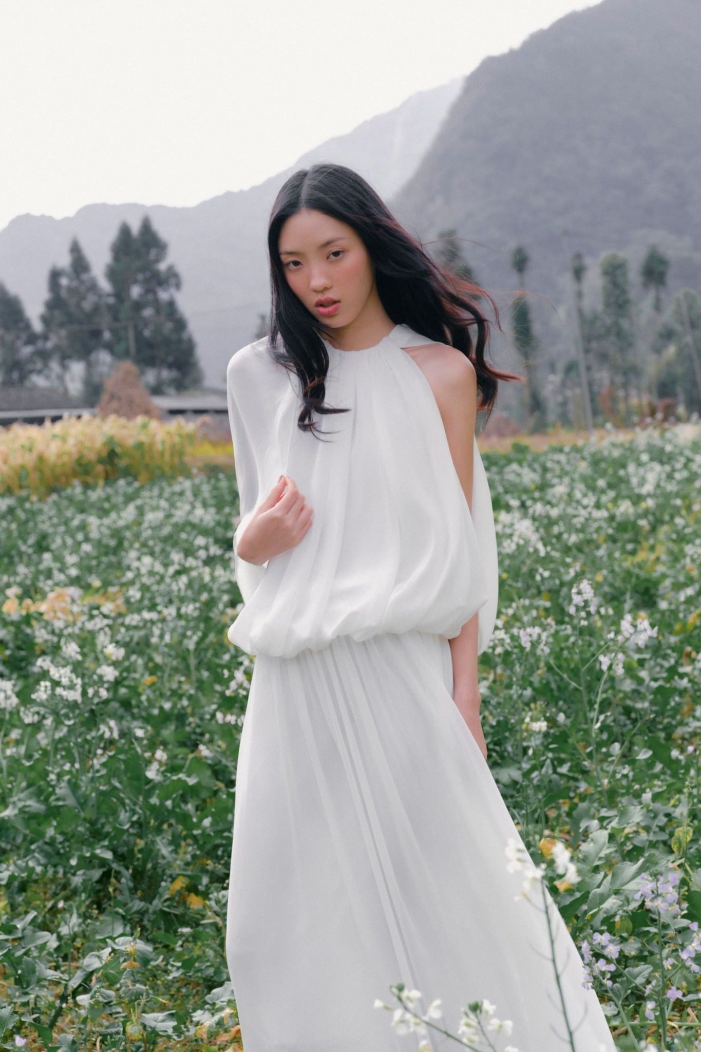 Váy maxi White Halter Flowy Maxi Dress