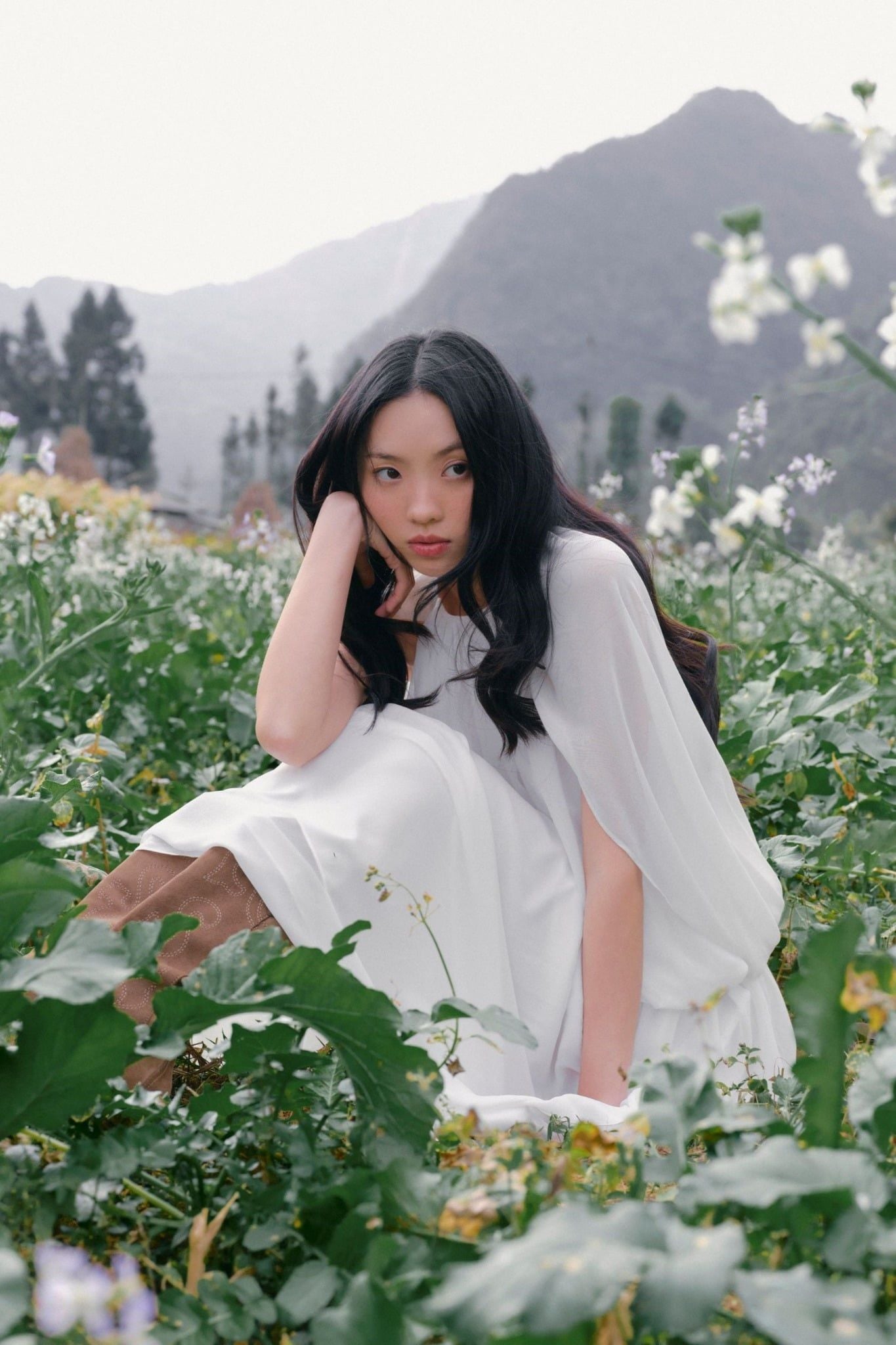 Váy maxi White Halter Flowy Maxi Dress