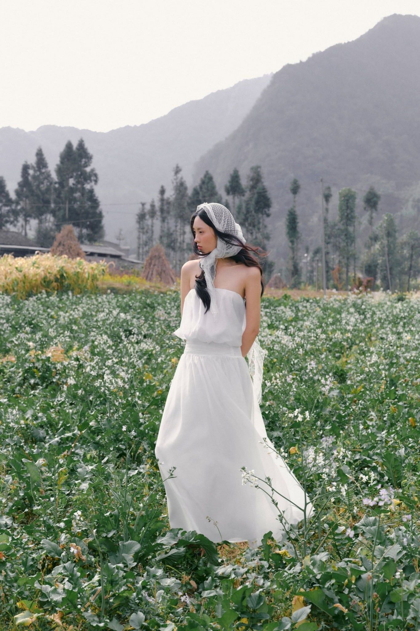 Váy maxi White Halter Belted Gathered Maxi Dress