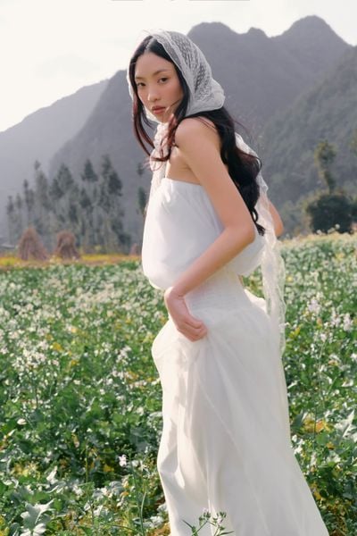  Váy maxi White Halter Belted Gathered Maxi Dress 