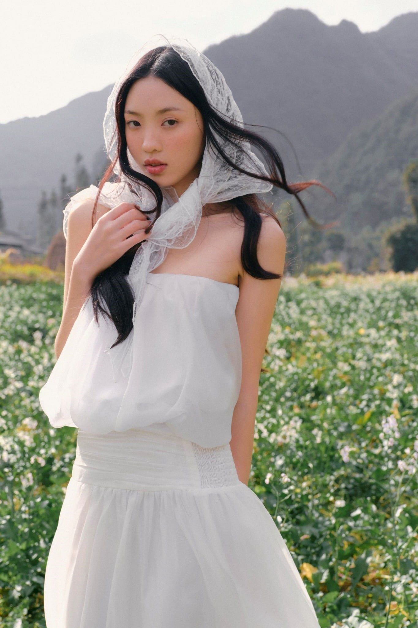 Váy maxi White Halter Belted Gathered Maxi Dress