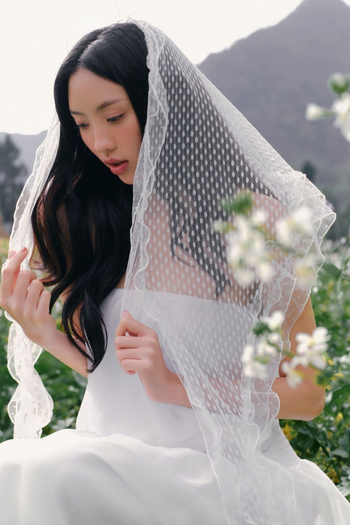 Váy maxi White Halter Belted Gathered Maxi Dress