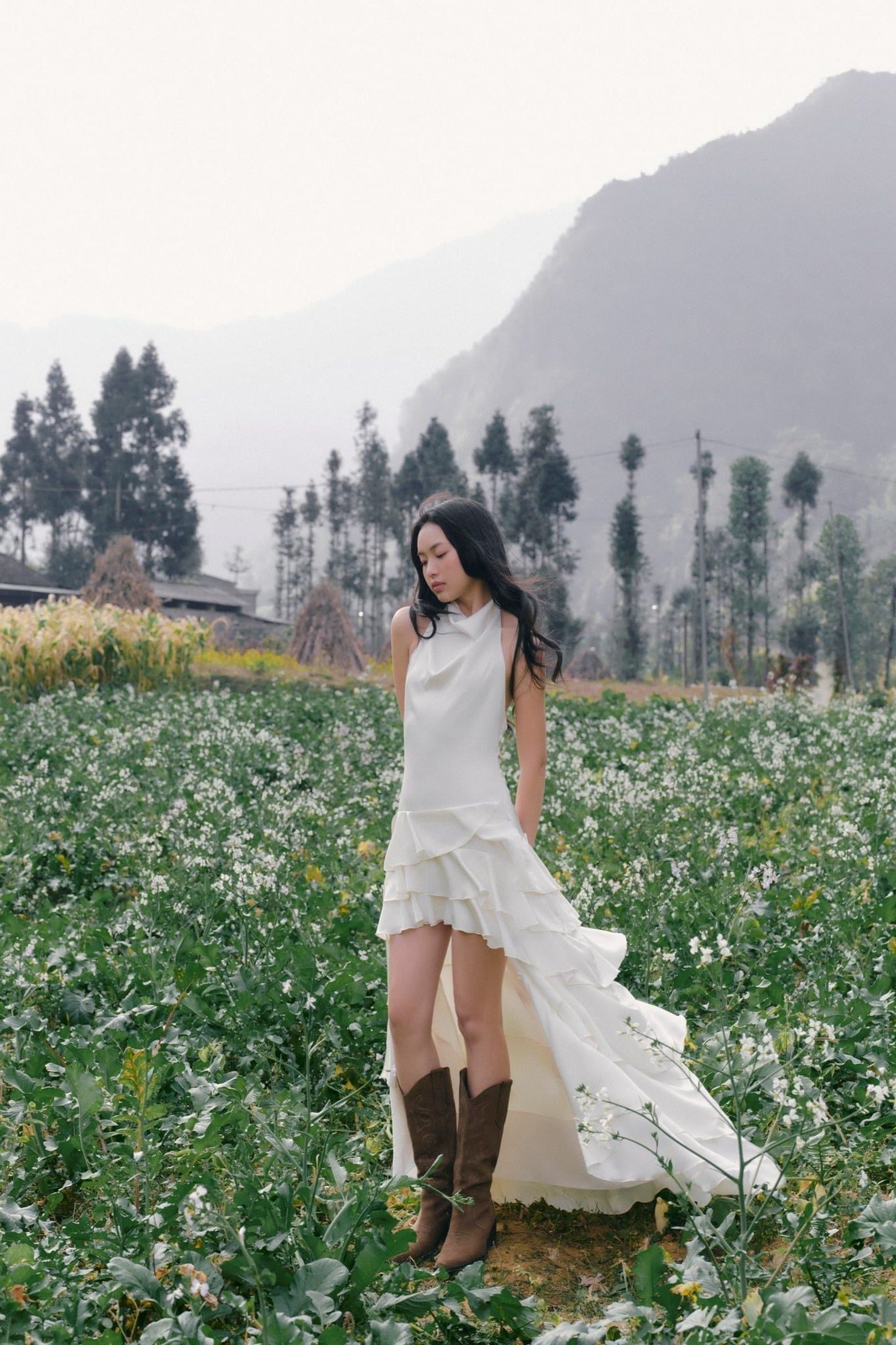 Váy tiệc White Ruffled High Low Hem Halter Neck Dress
