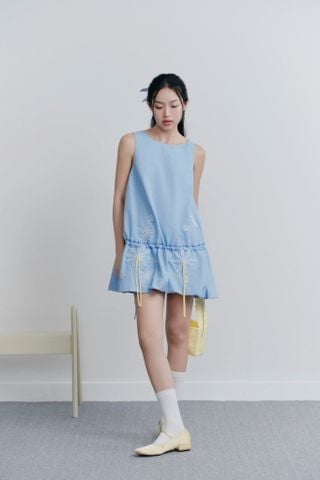 Váy suông sát nách dáng ngắn chiết eo dây rút Baby Blue Puff Embro Dress