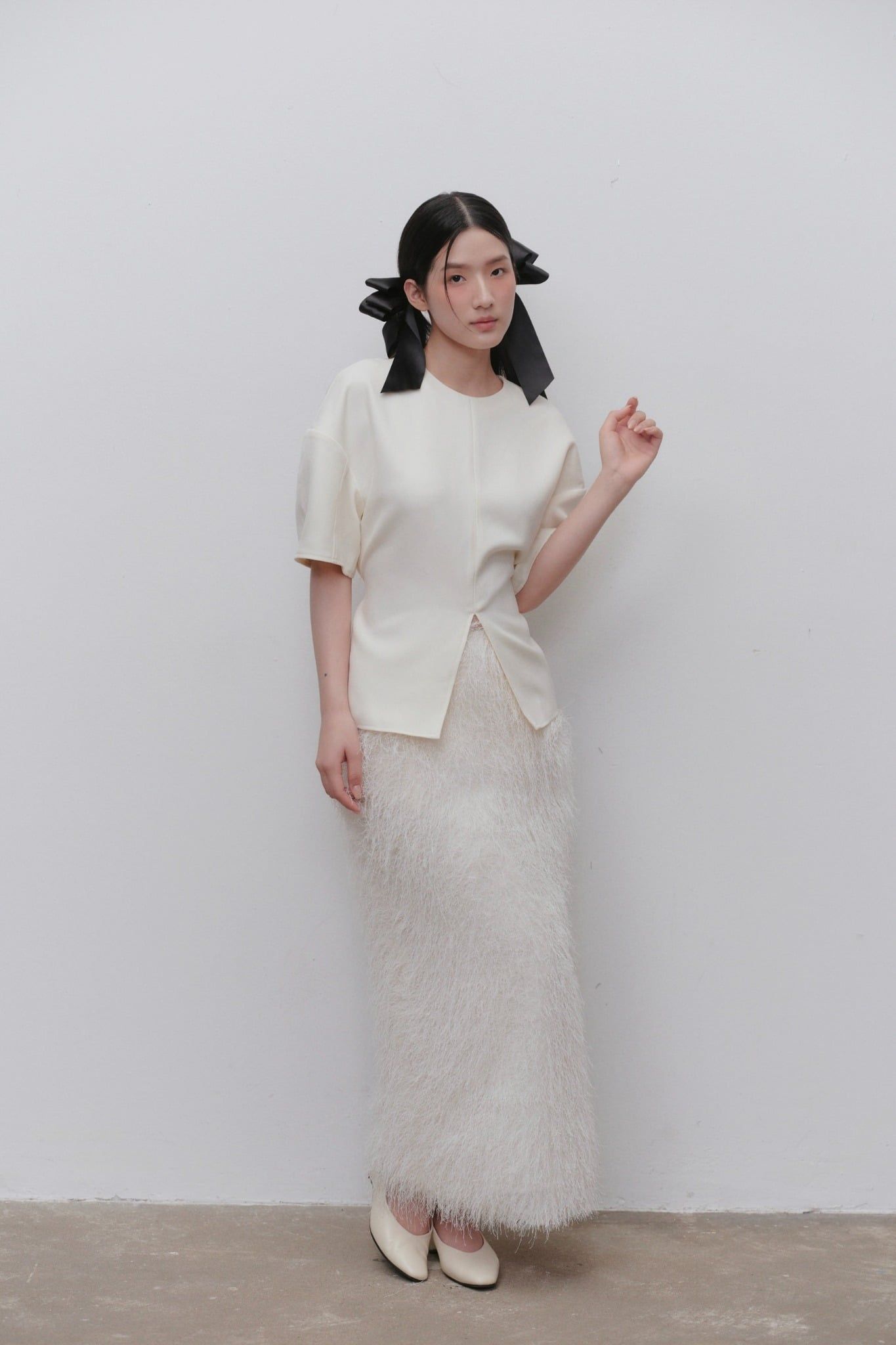 Áo tay lở dáng rộng xẻ tà Cream Mid Sleeve Loose Slit Top