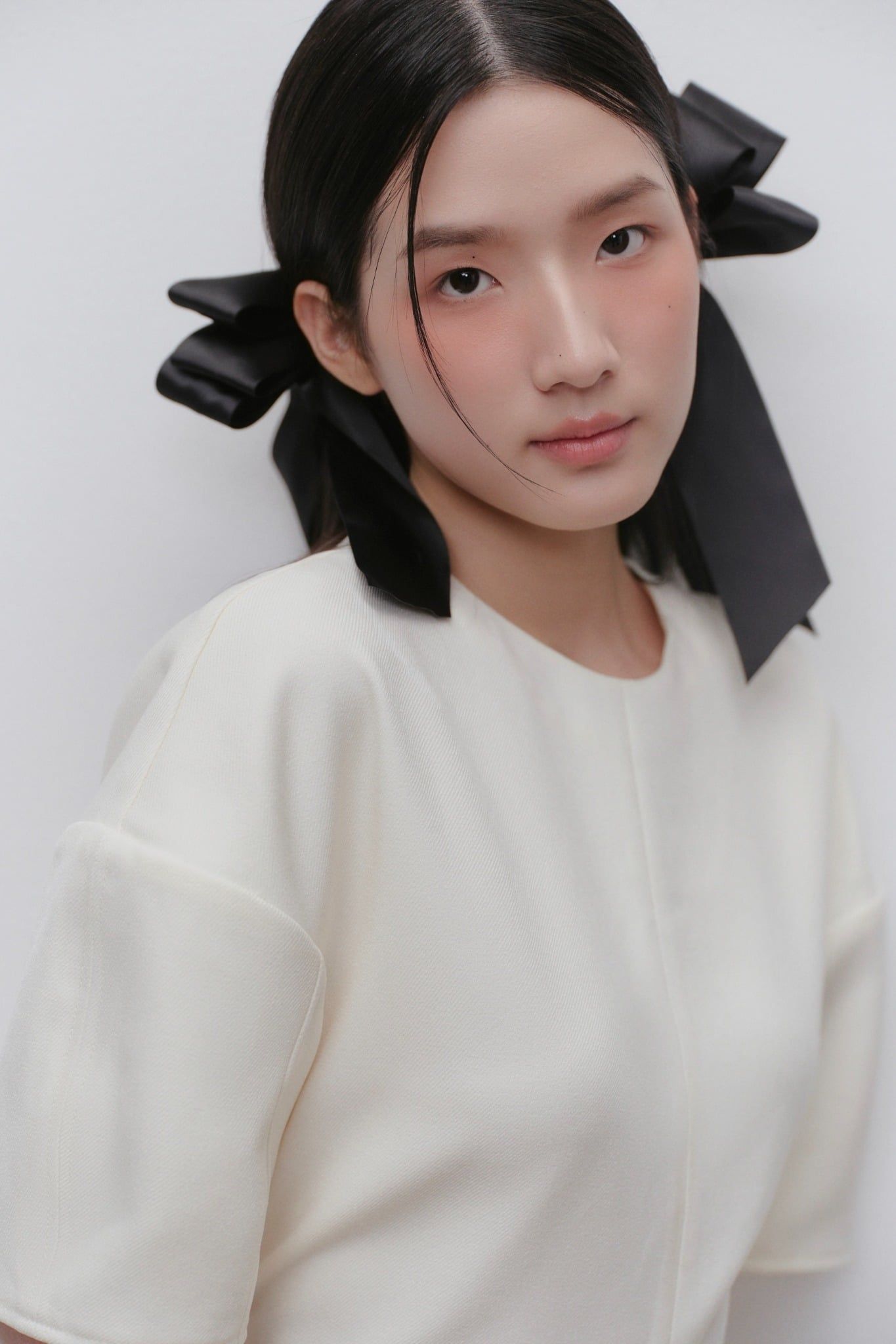 Áo tay lở dáng rộng xẻ tà Cream Mid Sleeve Loose Slit Top