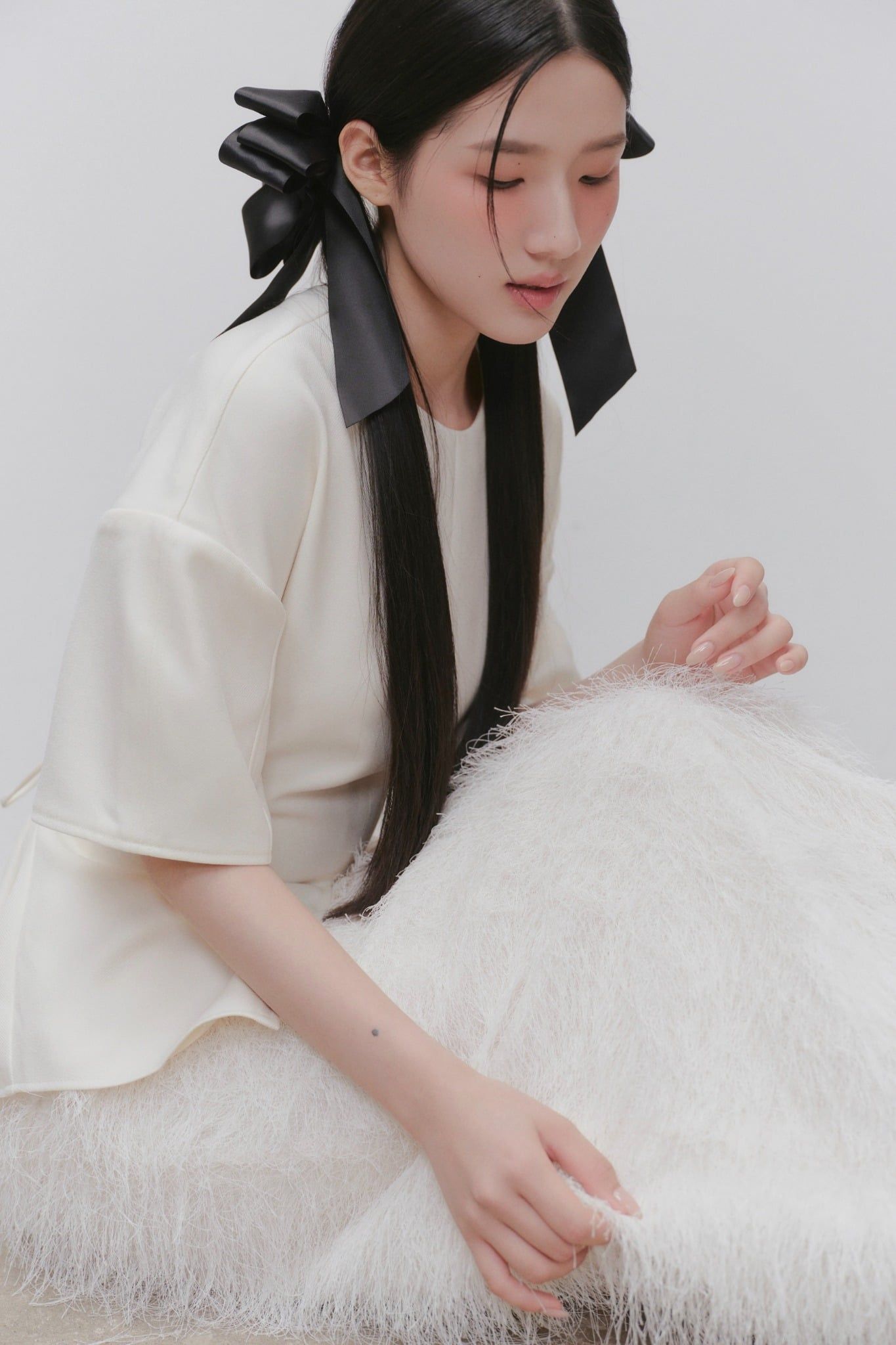 Áo tay lở dáng rộng xẻ tà Cream Mid Sleeve Loose Slit Top