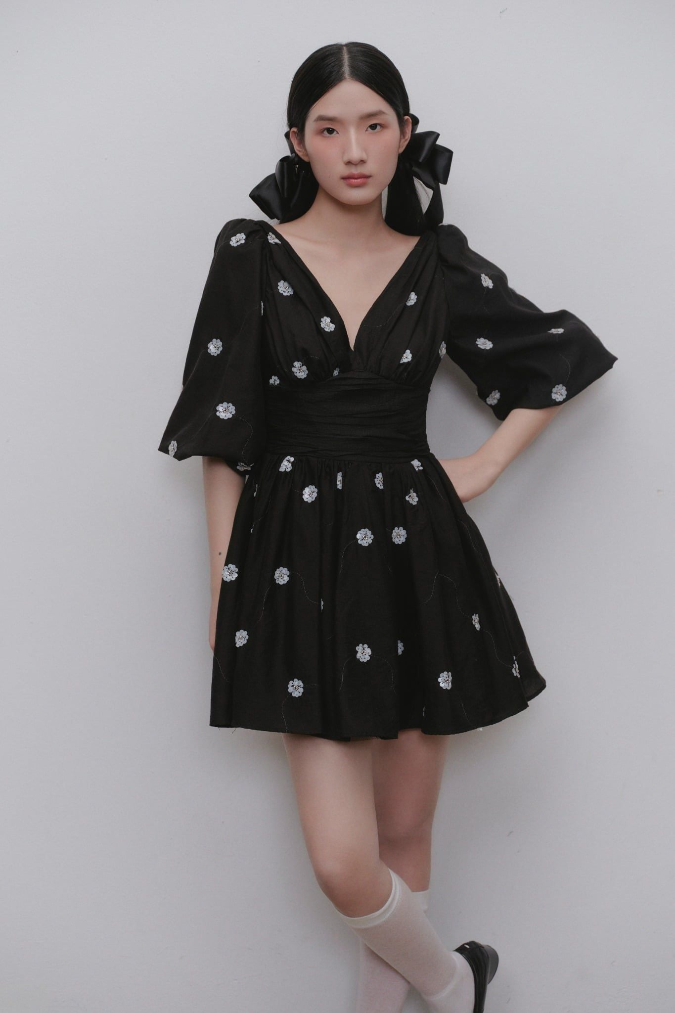 Đầm tay bồng cổ V Black Chiffon Floral V Neck Mini Dress