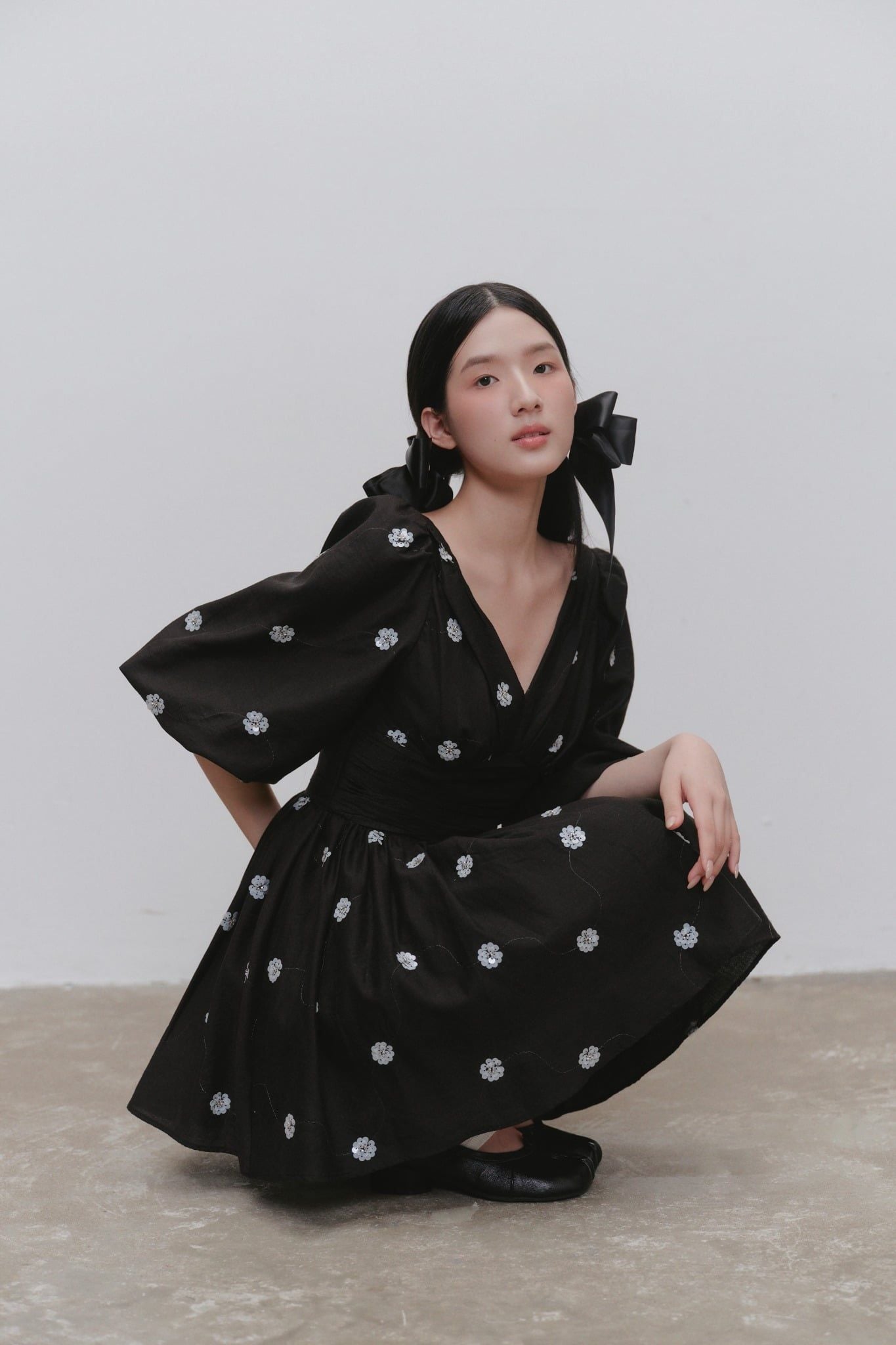 Đầm tay bồng cổ V Black Chiffon Floral V Neck Mini Dress