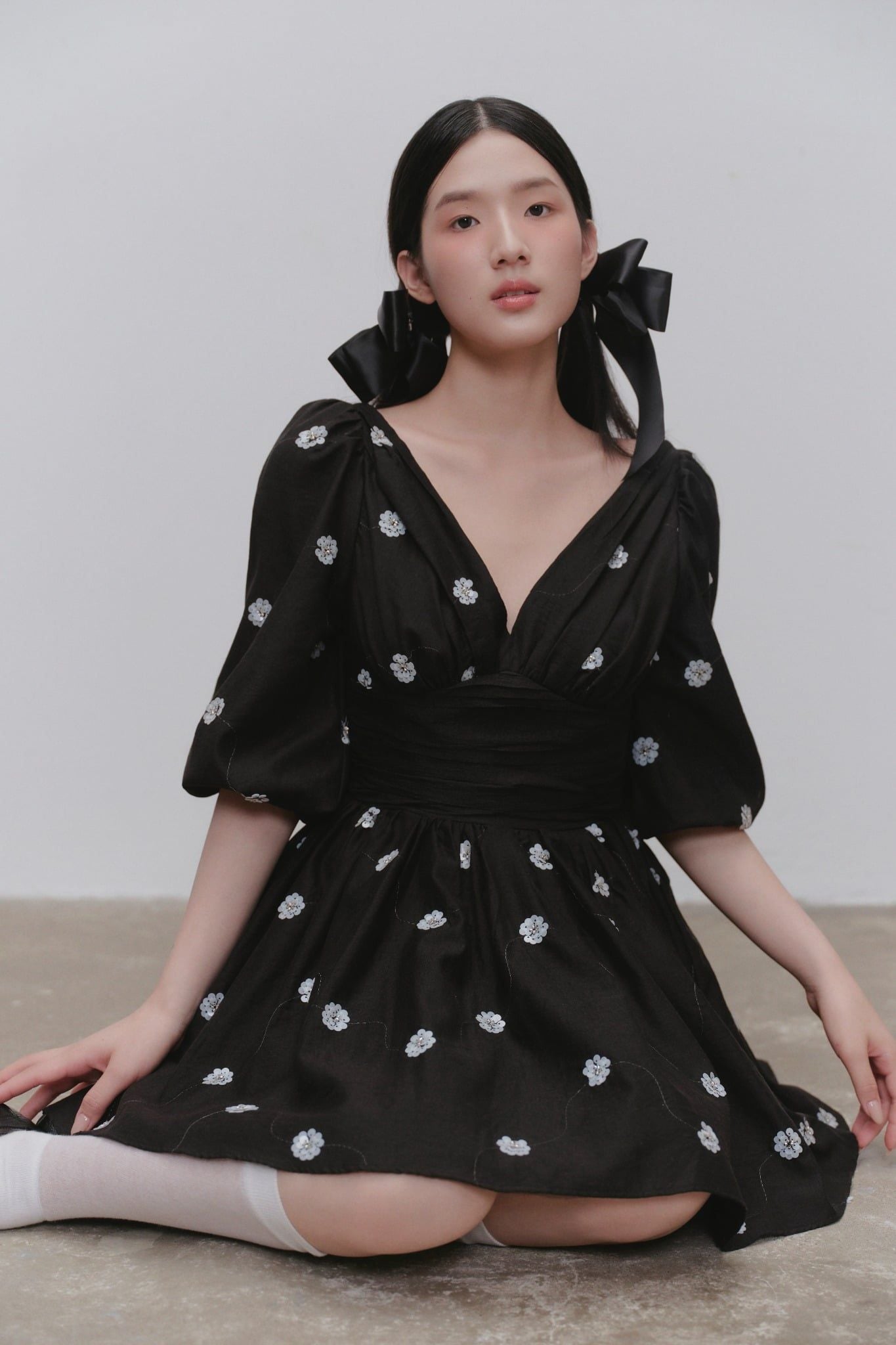 Đầm tay bồng cổ V Black Chiffon Floral V Neck Mini Dress