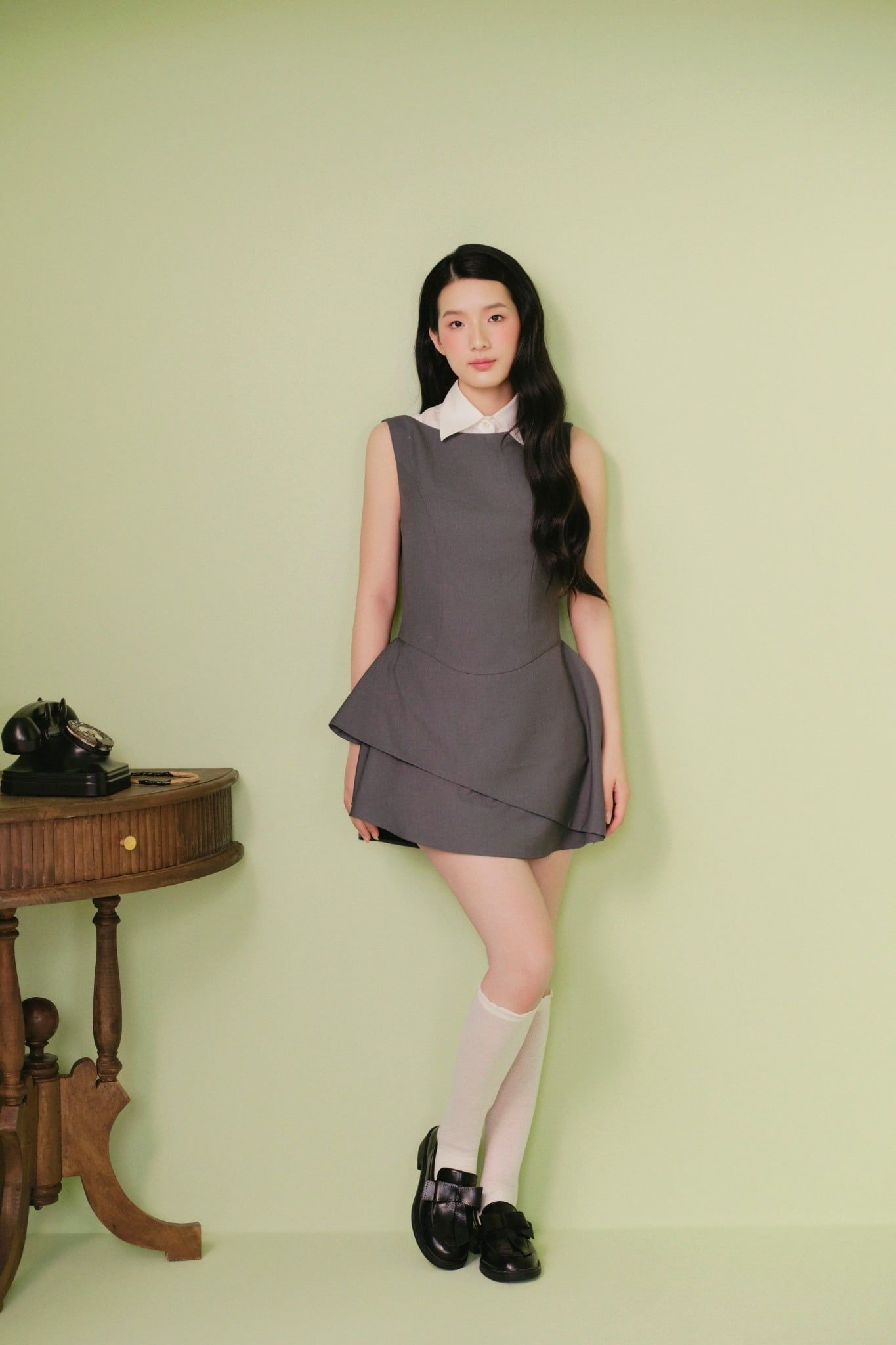 Váy dáng ngắn chiết eo cổ sơ mi Charcoal Layered Collar Sleeveless Mini Dress