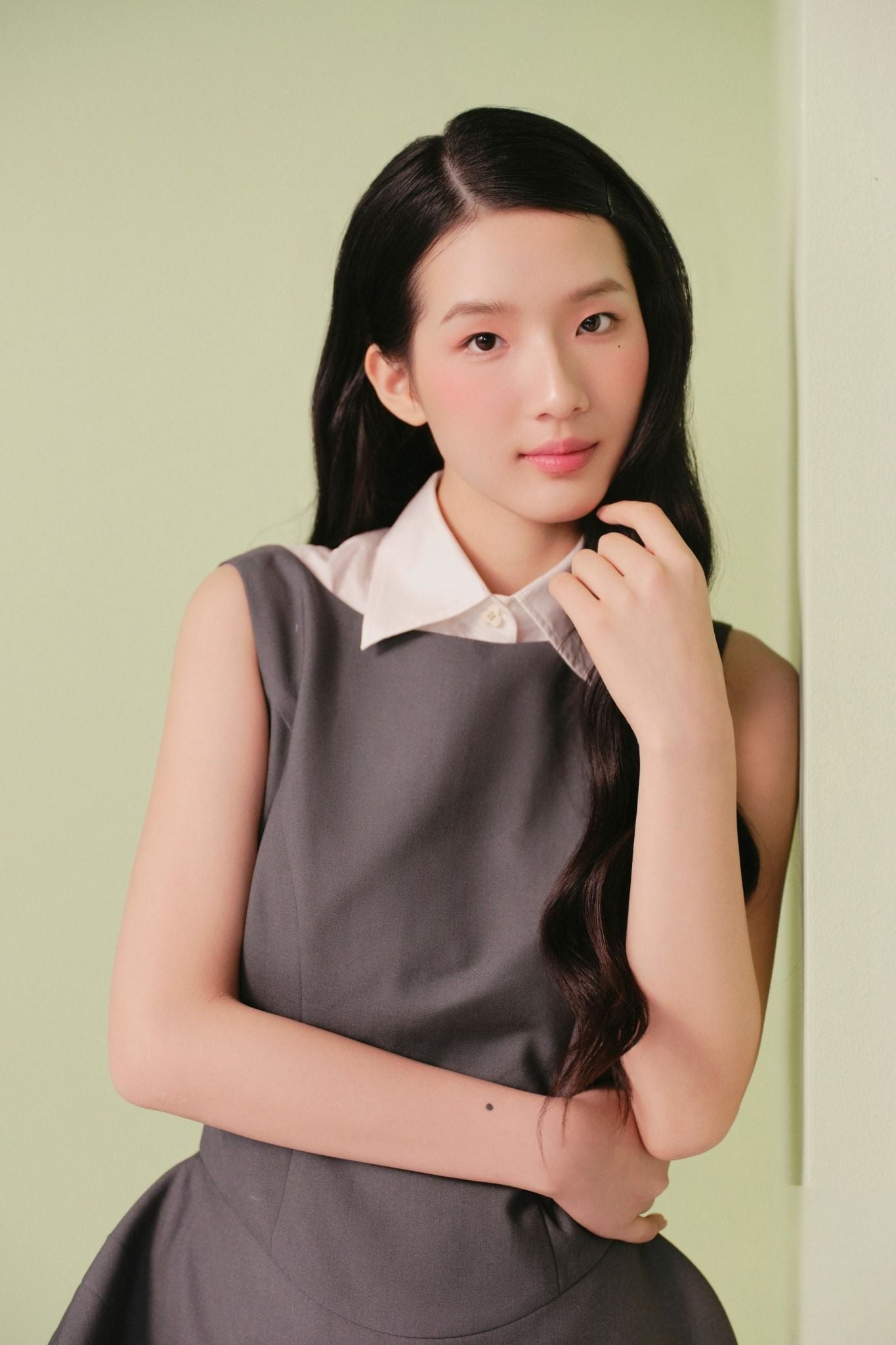 Váy dáng ngắn chiết eo cổ sơ mi Charcoal Layered Collar Sleeveless Mini Dress