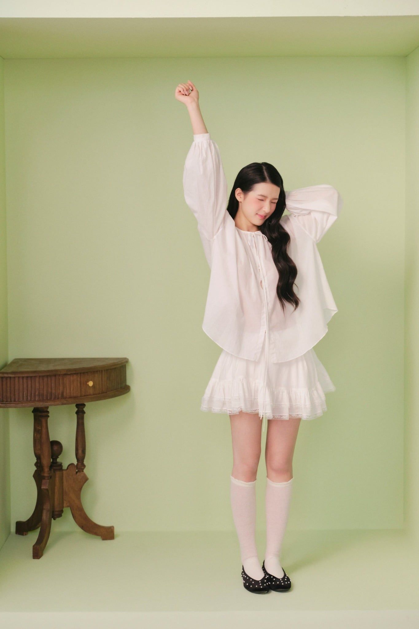 Set áo tay dài kèm chân váy White Long Sleeve Ruffled Mini Set