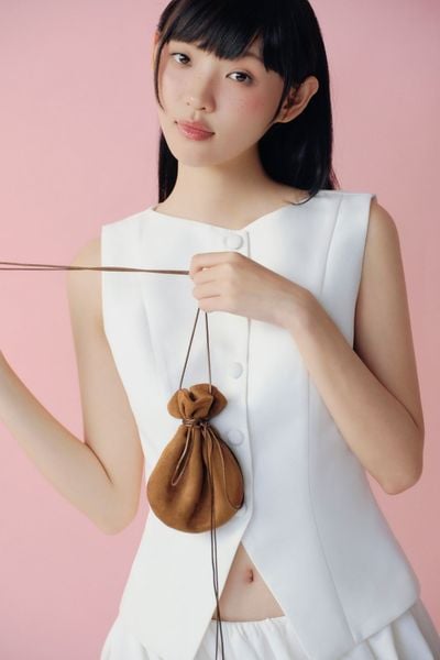 Áo kiểu White Sleeveless Buttoned Flare Top 