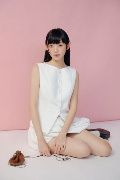  Áo kiểu White Sleeveless Buttoned Flare Top 