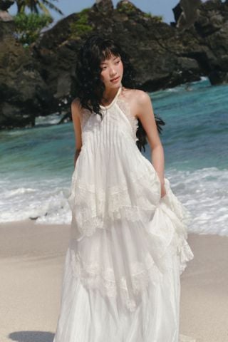 Váy maxi cổ yếm White Lace Layered Halter Maxi Dress