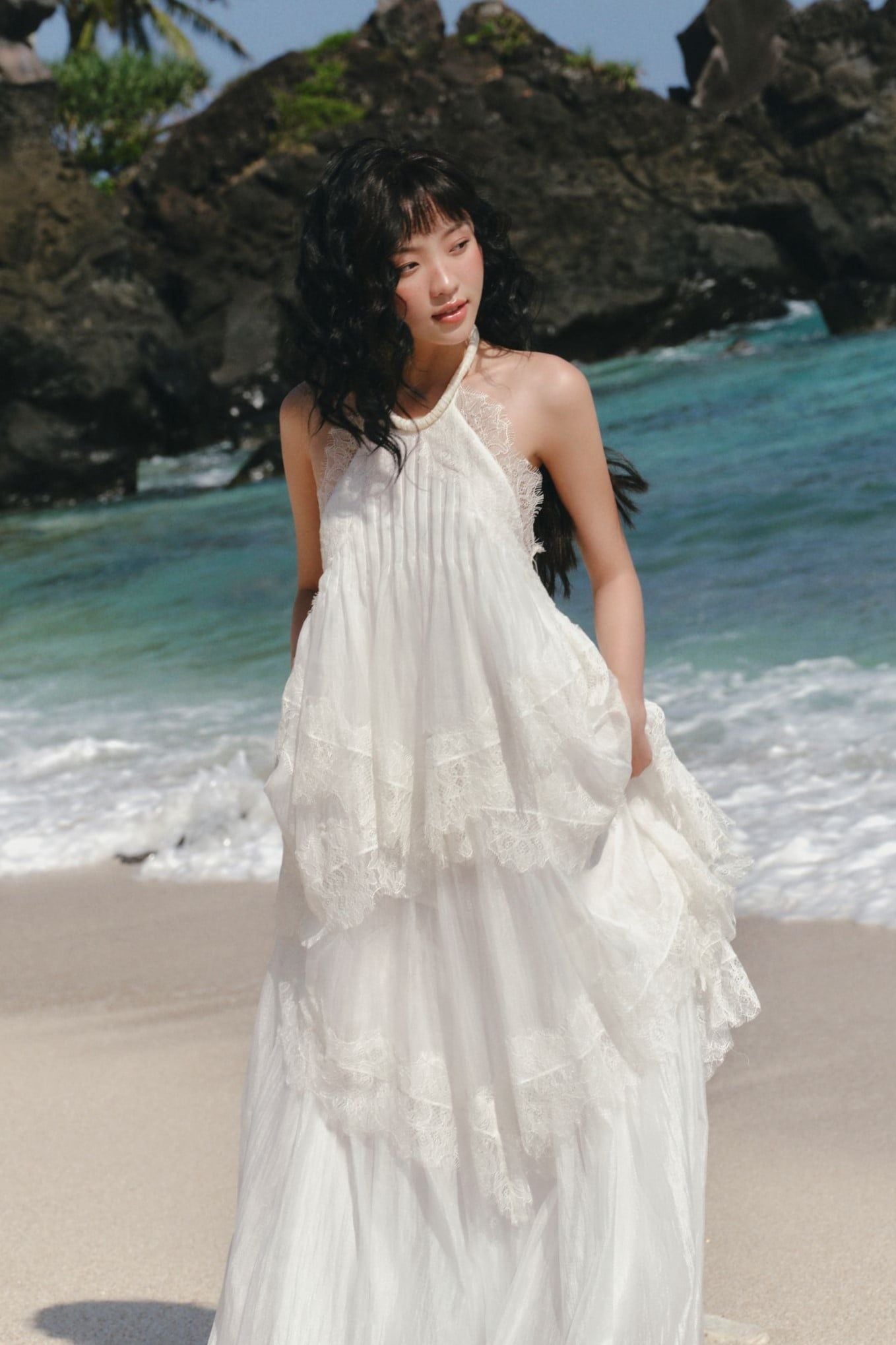 Váy maxi cổ yếm White Lace Layered Halter Maxi Dress