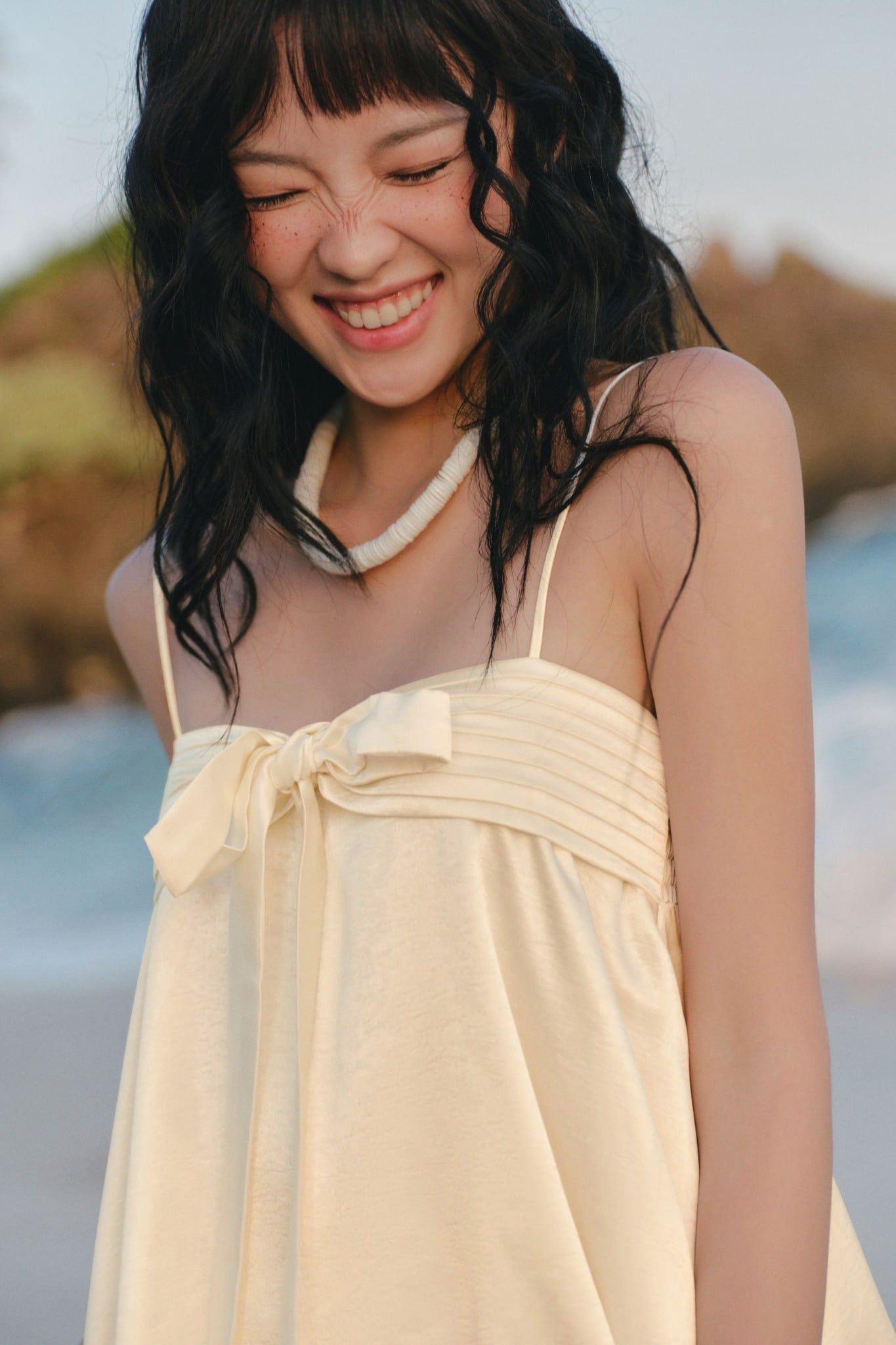 Váy lụa cột nơ Cream Satin Bow Strapless Mini Dress