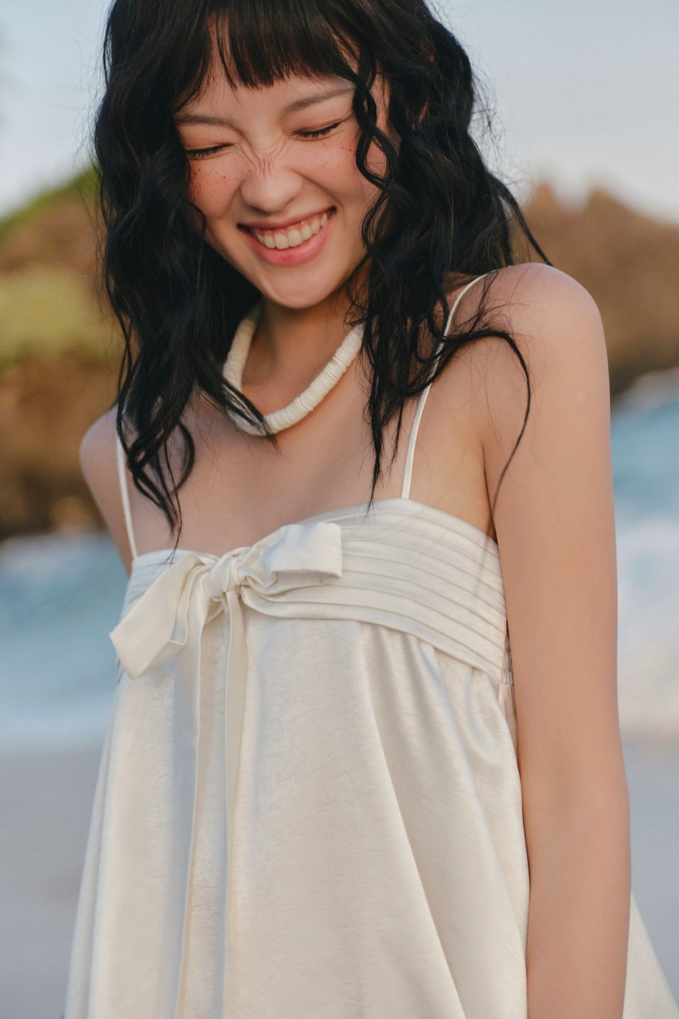 Váy lụa cột nơ Cream Satin Bow Strapless Mini Dress