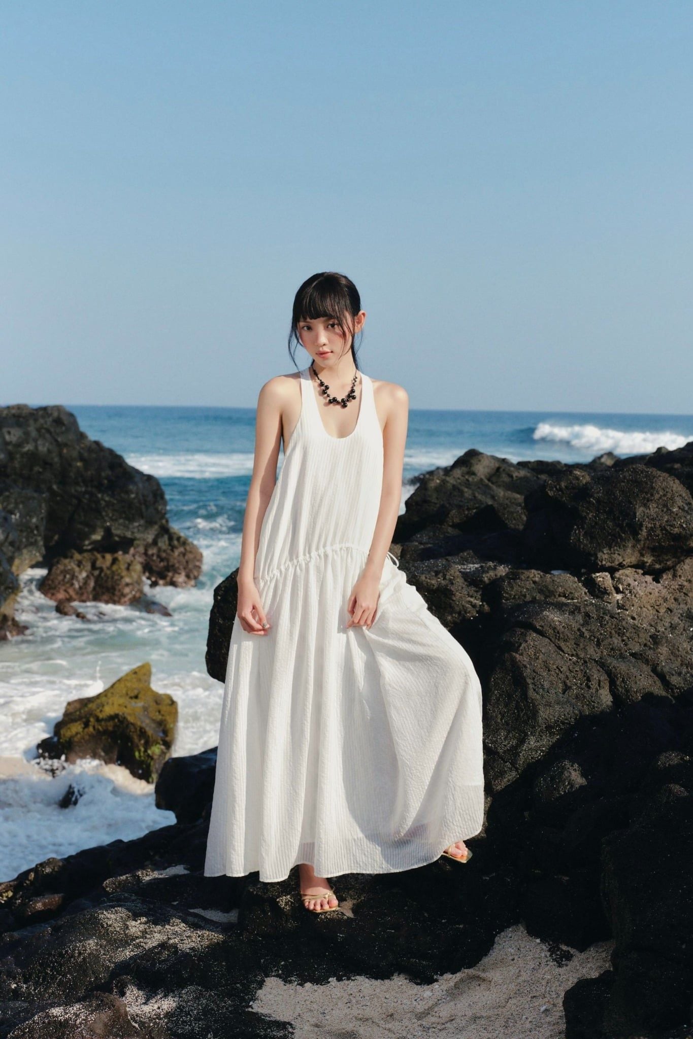 Váy maxi White Round Neck Tiered Maxi Dress