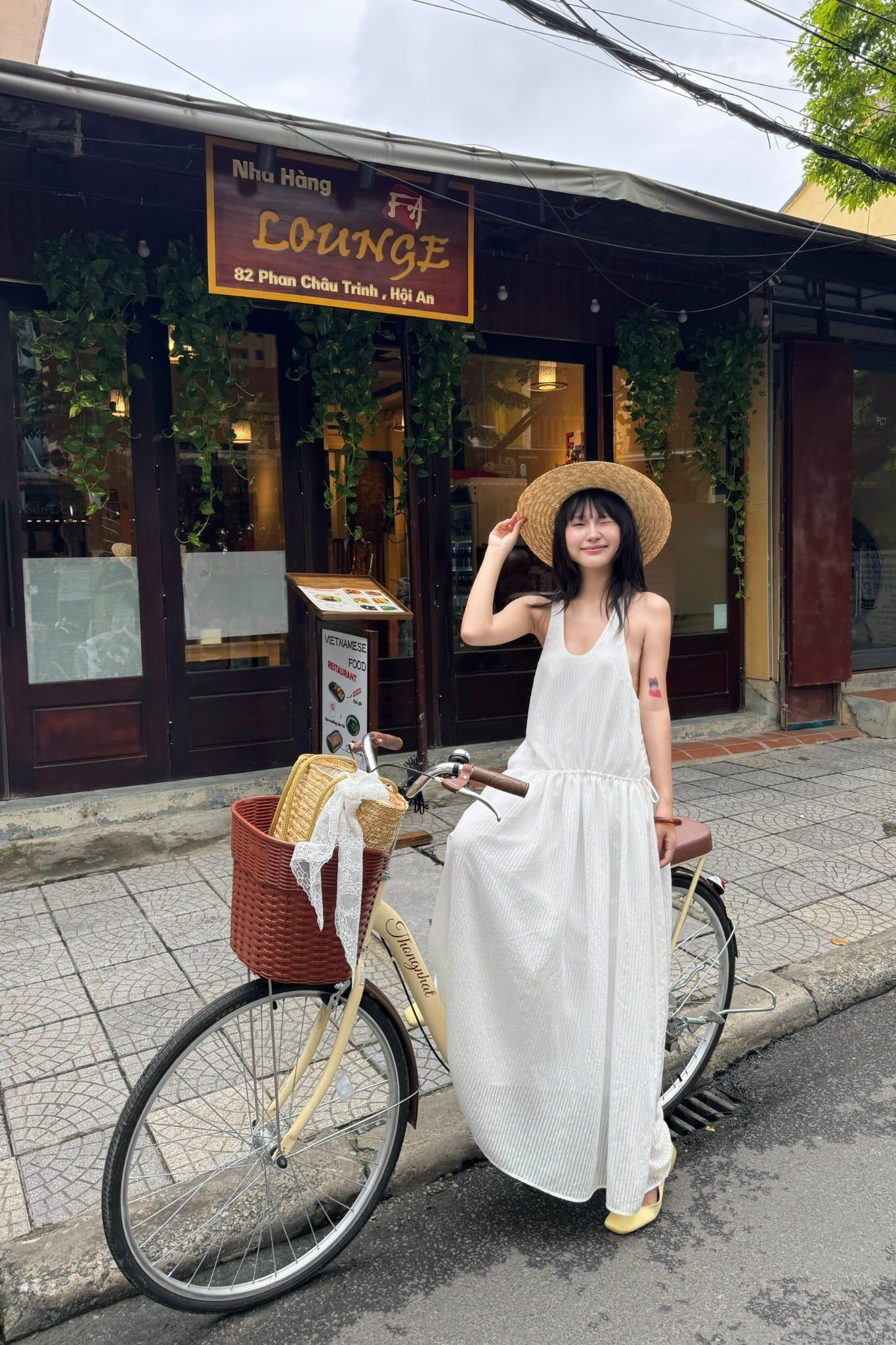 Váy maxi White Round Neck Tiered Maxi Dress