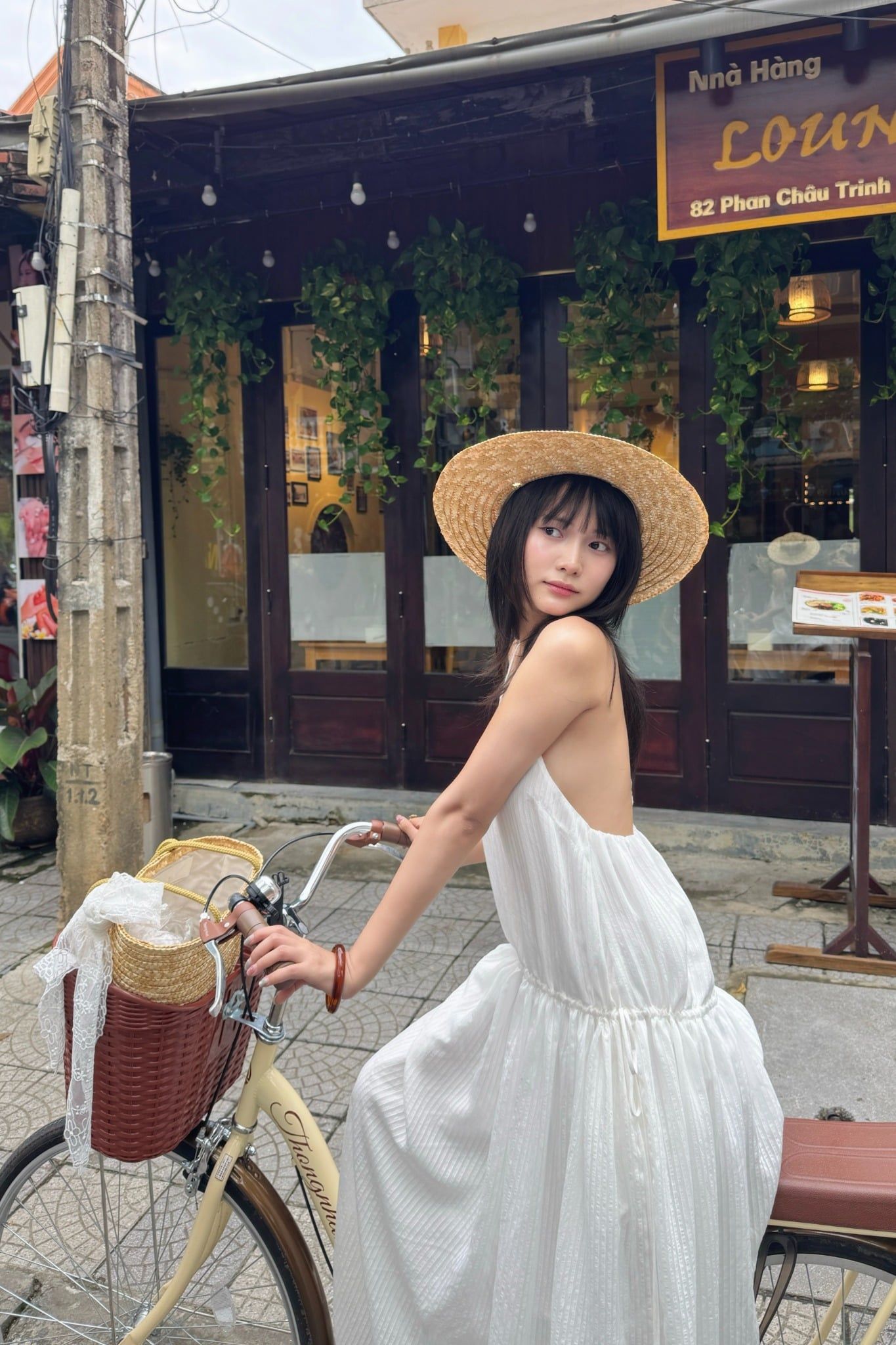 Váy maxi White Round Neck Tiered Maxi Dress
