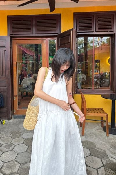  Váy maxi White Round Neck Tiered Maxi Dress 