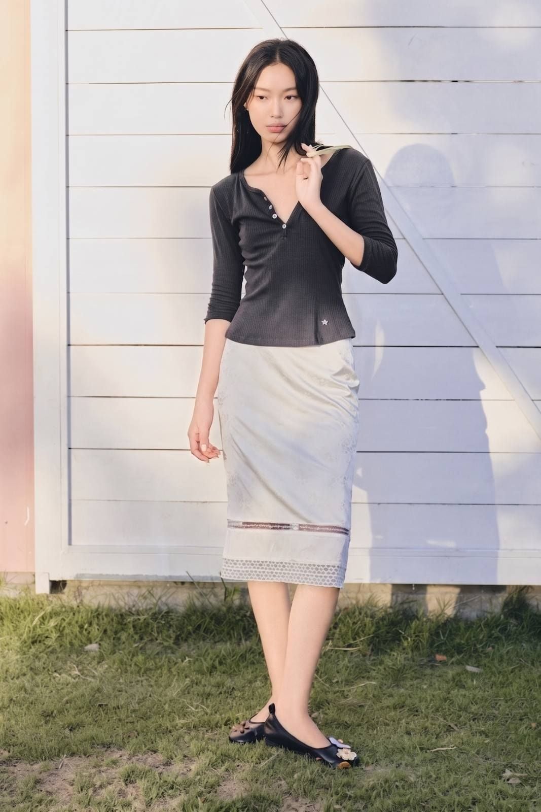 Áo tay dài dáng ôm body Gray Vneck Buttoned Mid Sleeve Top