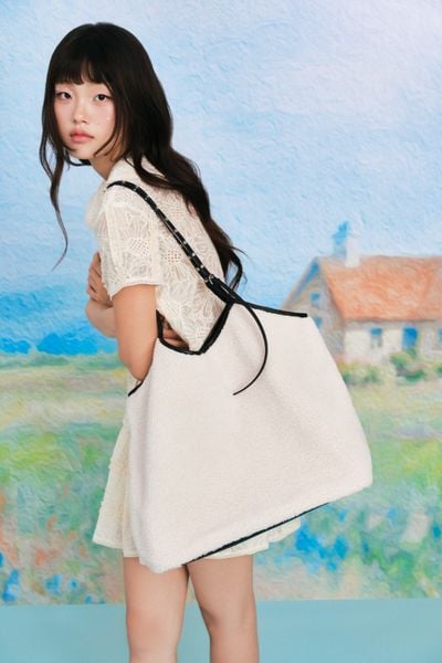  Túi đeo vai White Sherpa Shoulder Bag 