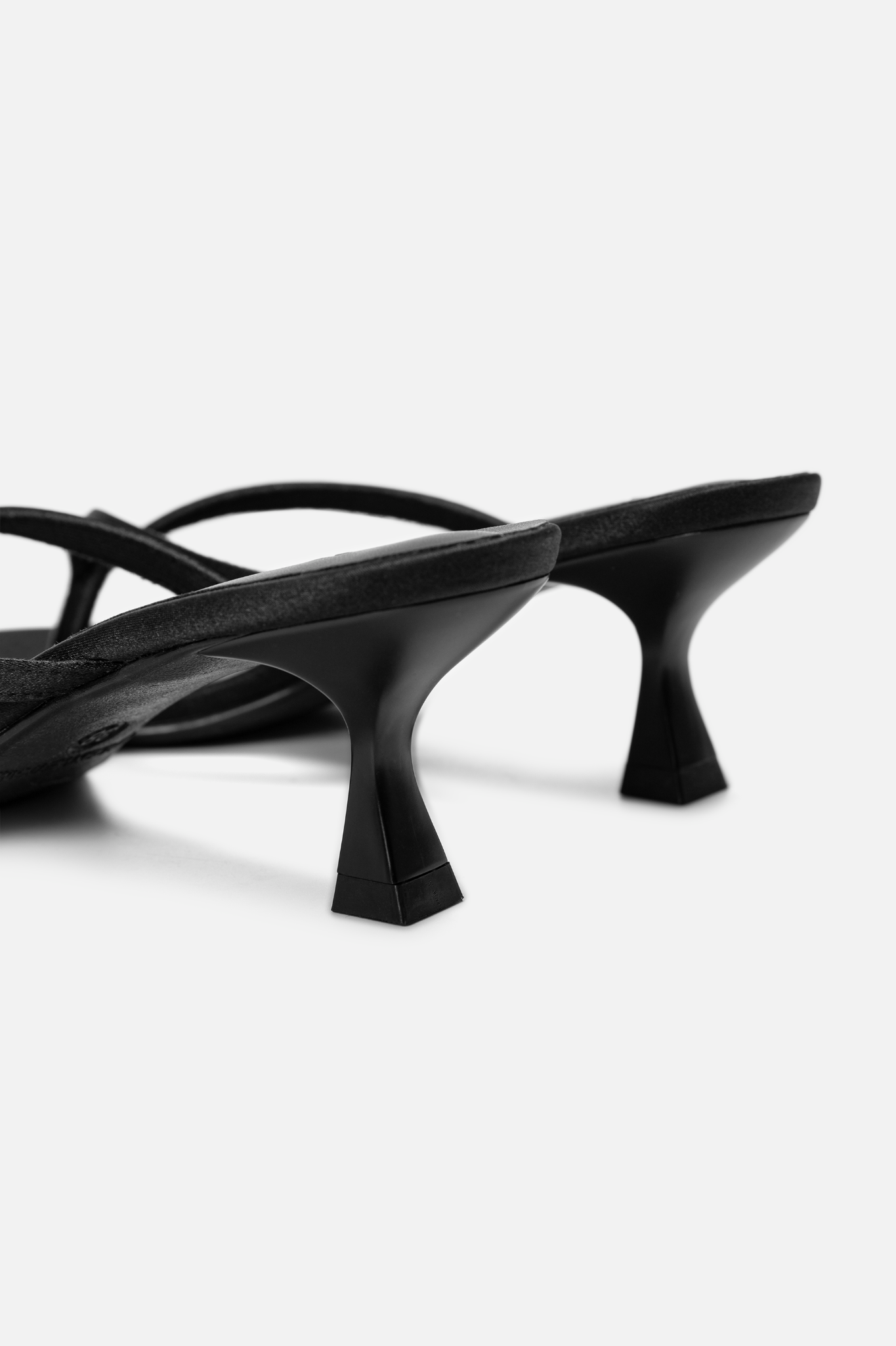 Giày cao gót xỏ ngón Black Slim Low Slip On Heels