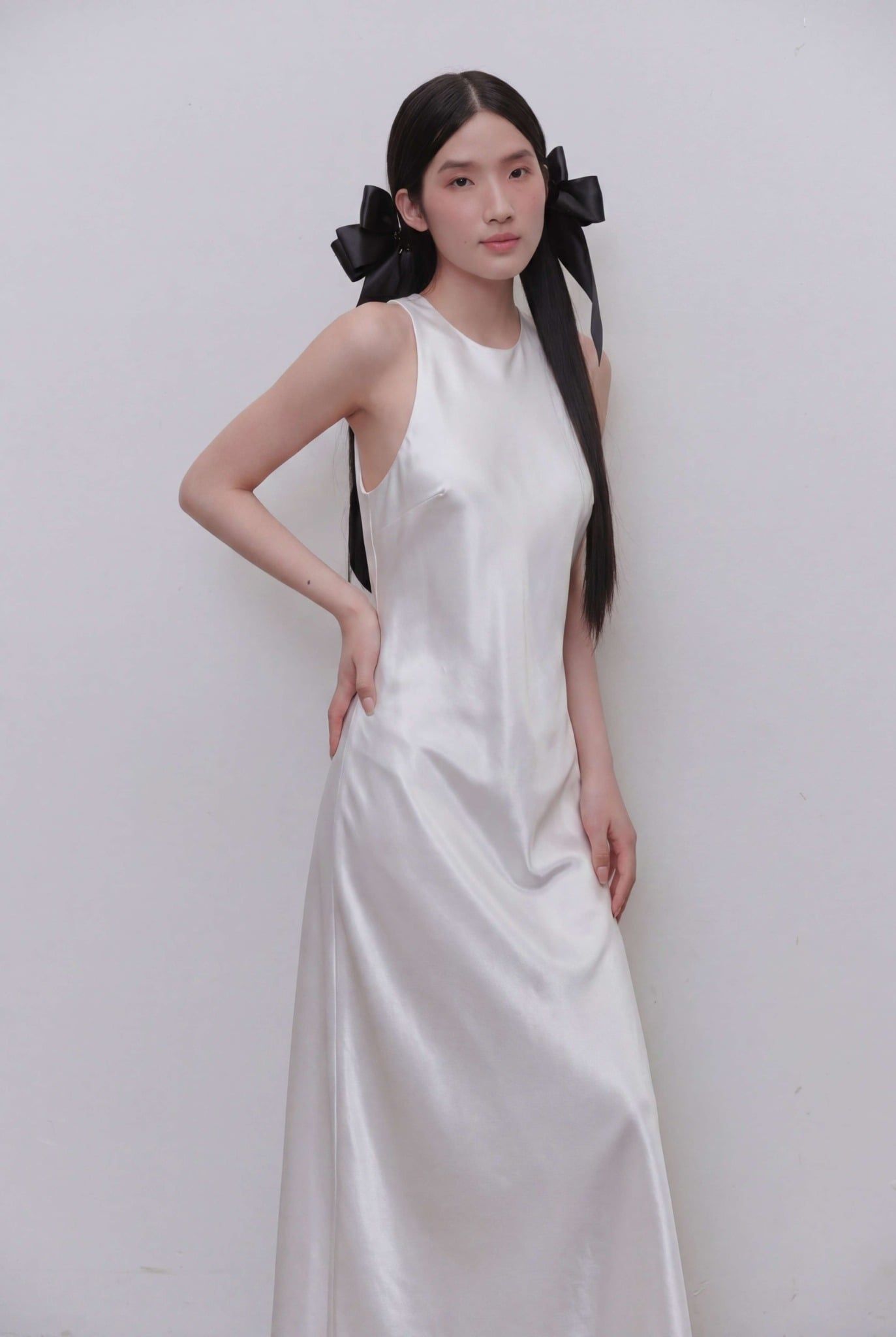 Đầm lụa cổ yếm Silky Halter Dress	nhiều màu