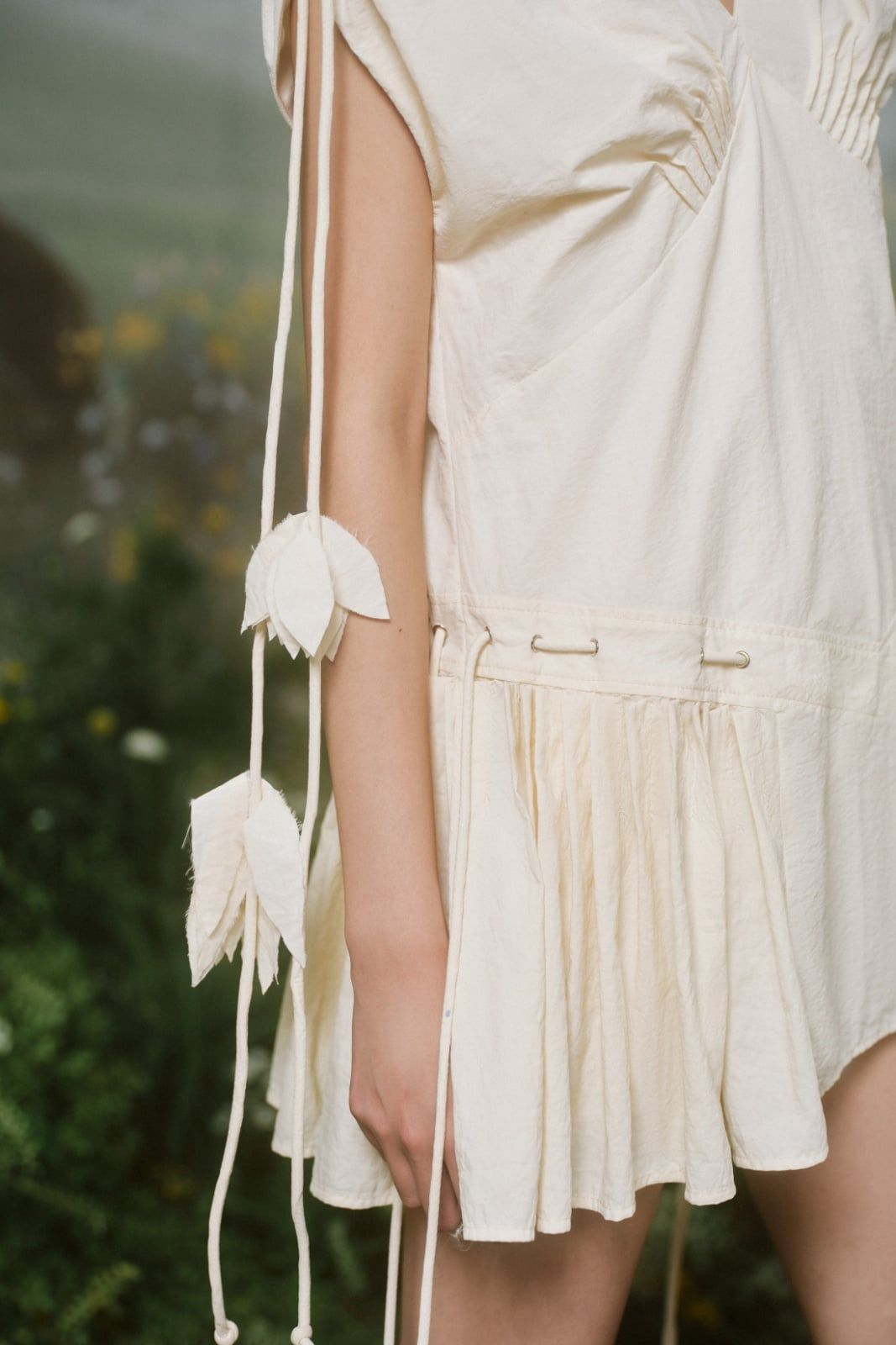 Váy suông cổ V Cream V Neck Tied Sleeves Mini Dress