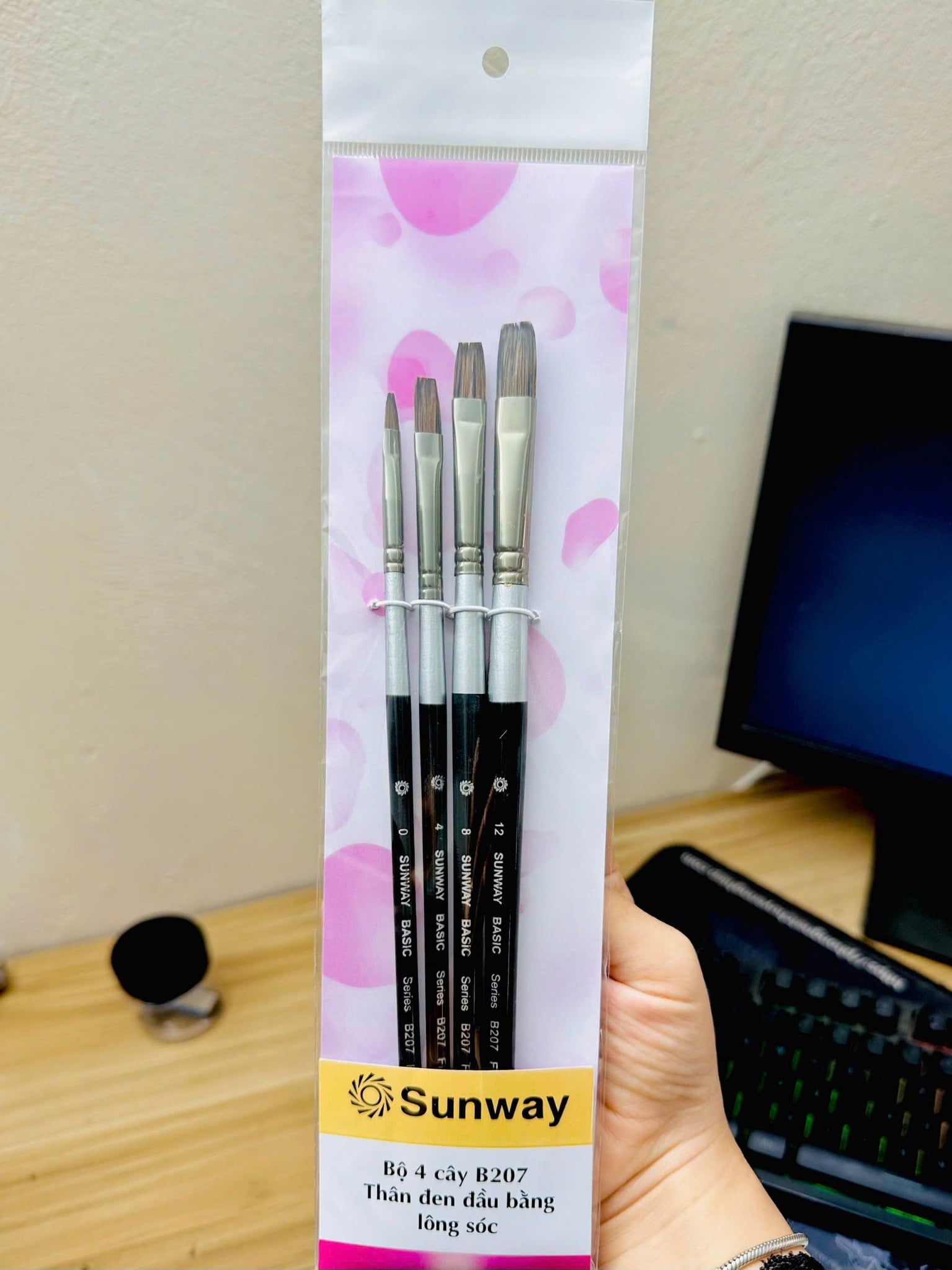 Cọ B207 4 cây lông sóc thân đen đầu bằng