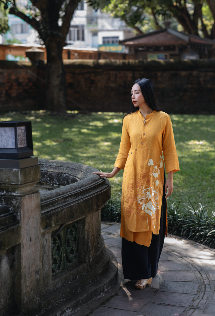 Áo dài Latu thêu (cô gái ginkgo) -  Vàng
