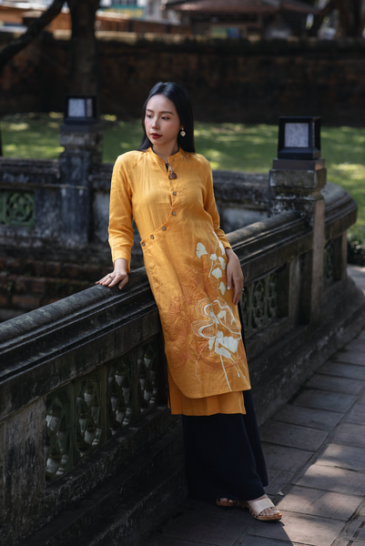 Áo dài Latu thêu (cô gái ginkgo) -  Vàng