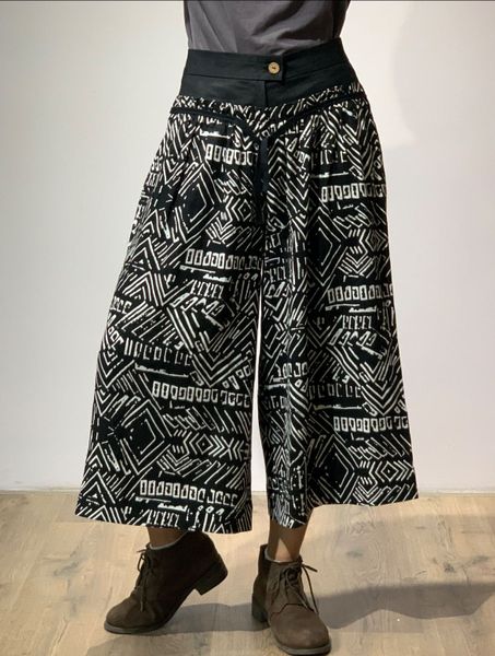 Quần lửng cạp nhún - Đen