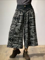 Quần lửng cạp nhún - Đen