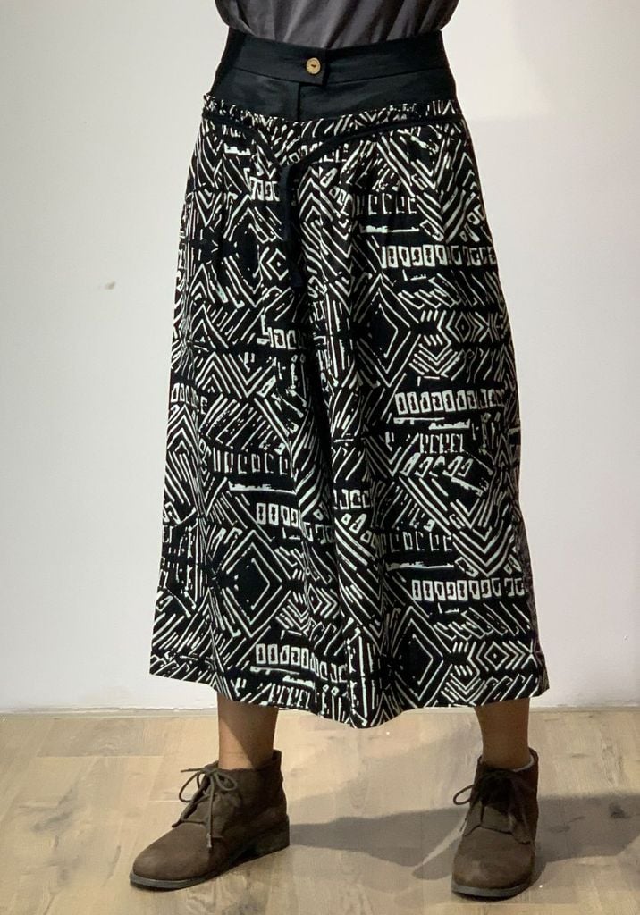 Quần lửng cạp nhún - Đen