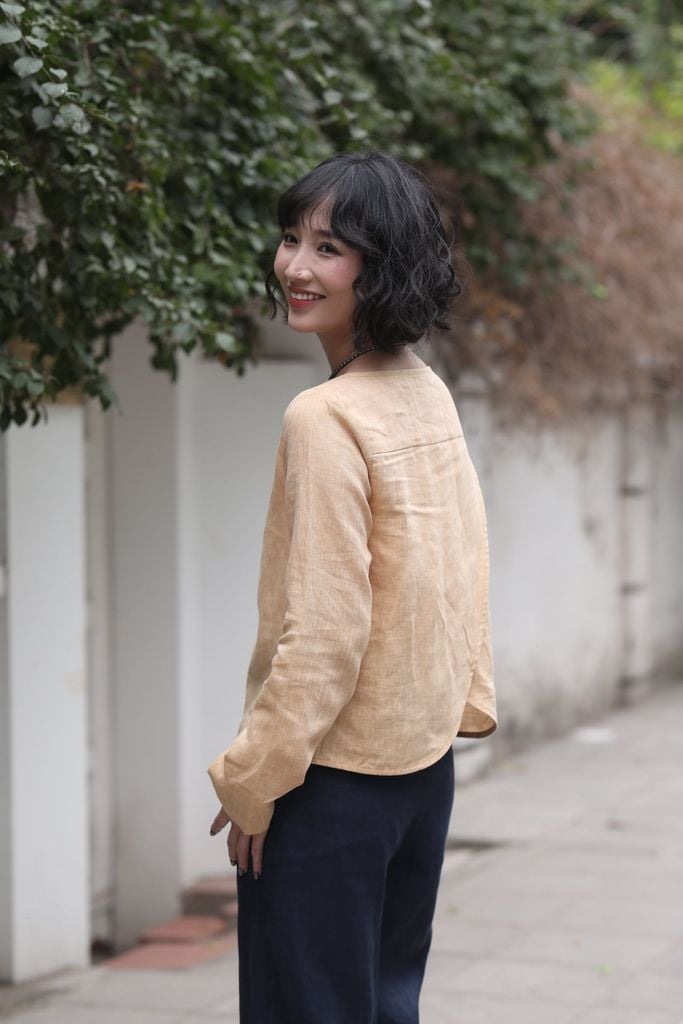 Áo kiểu xẻ lưng - Vàng