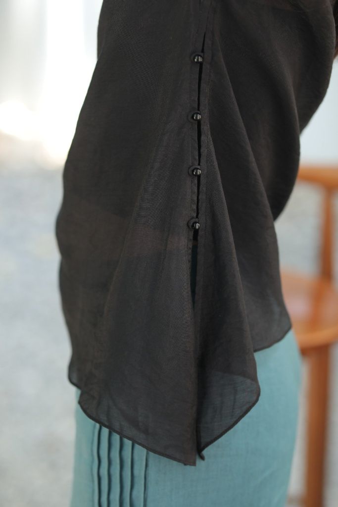 Áo tơ vạt lệch - Đen