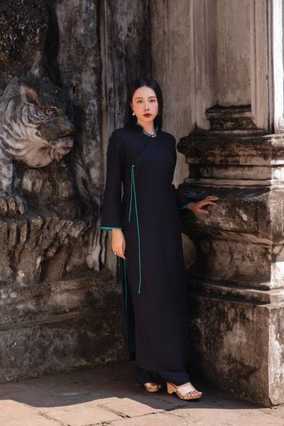Áo dài linen TOLA - Đen