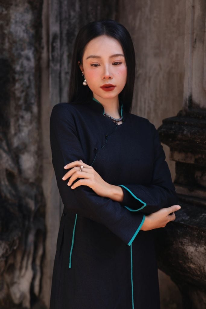 Áo dài linen TOLA - Đen
