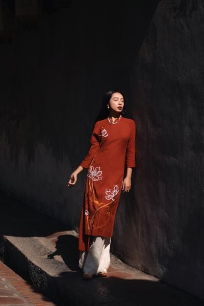 Áo dài Sole thêu hoa sen - Đỏ